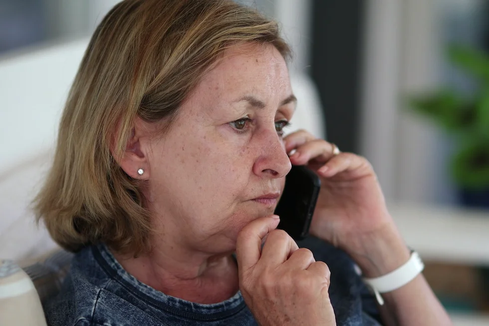 Na zdjęciu widać kobietę (teściową) rozmawiającą przez telefon
