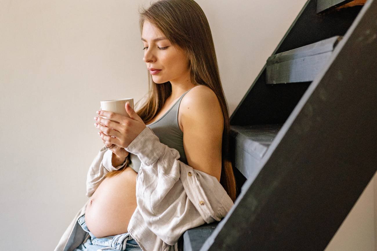Kobieta pije herbatę: pokrzywę w ciąży.