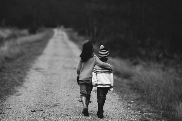 Fot. Pixabay / [url=https://pixabay.com/en/children-walking-road-distant-1149671/]Unsplash[/url]/[url=https://pixabay.com/en/service/terms/#usage]CC0 Public Domain[/url]