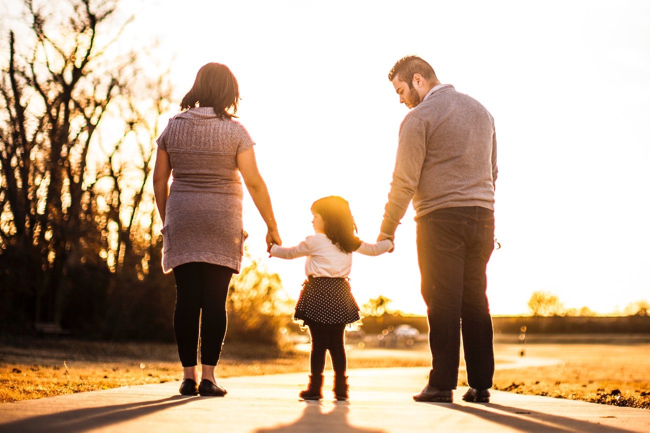 Rodzice z  małym dzieckiem na spacerze.