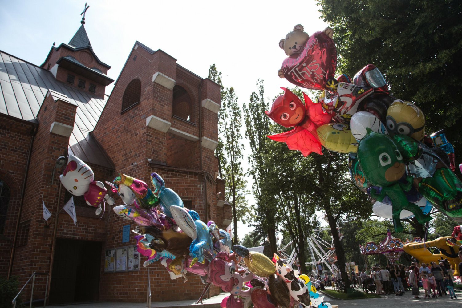 huggy wuggy, co to jest, co to za postać, skąd się wziął, zabawka dla dzieci, maskotka 100 cm, 40 cm
