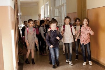 Grupka dzieci na korytarzu w szkole