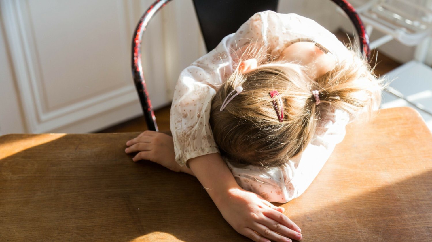 Zmęczenie, brak koncentracji, brak apetytu, nadmierna drażliwość, rezygnacja z hobby - to m.in. objawy, które mogą świadczyć o epizodzie depresyjnym u dziecka.