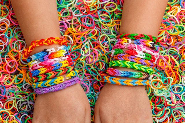 Gumki Rainbow Loom nie zawierają szkodliwych ftalanów. Dzieci mogą się więc nimi swobodnie bawić.