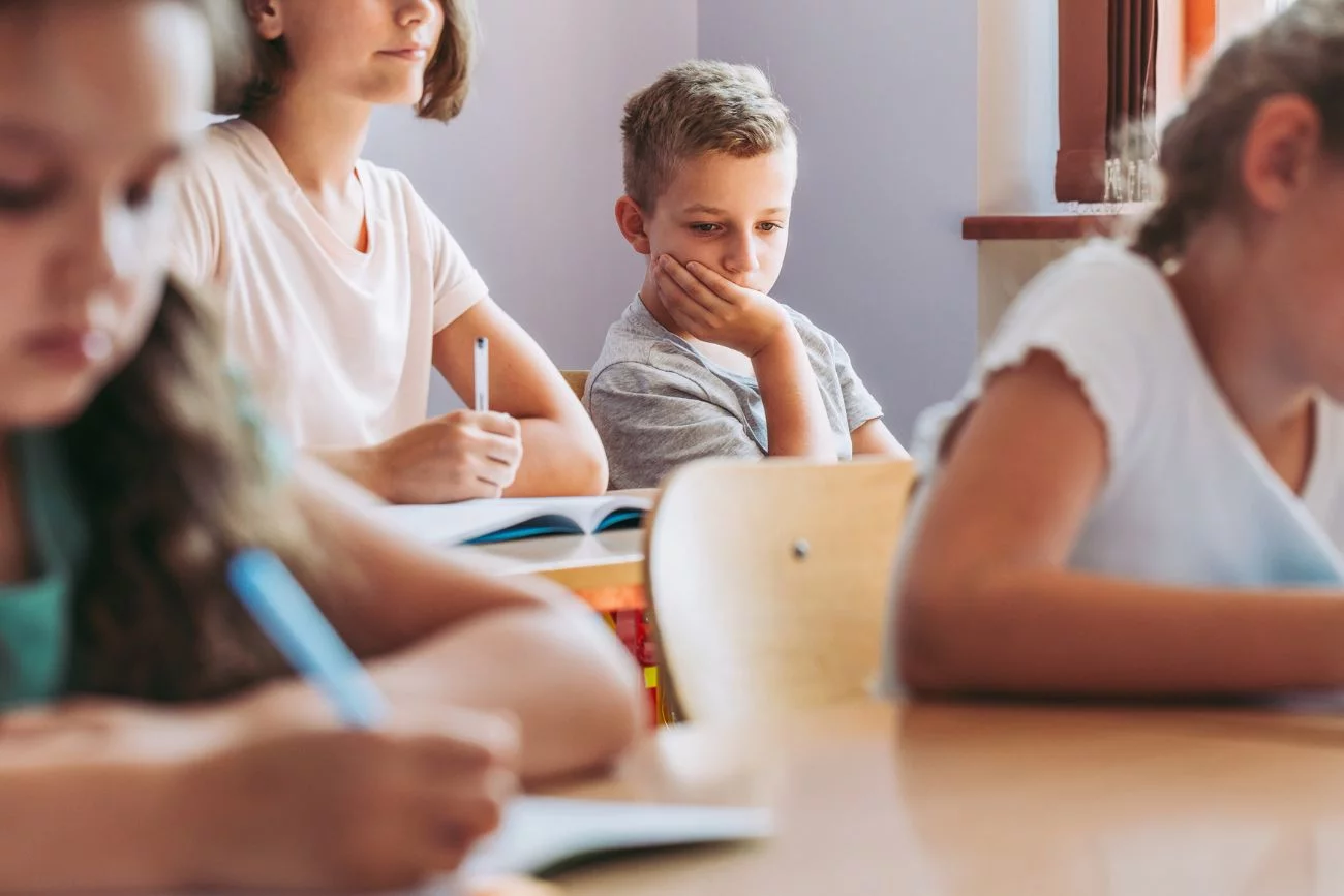 smutny uczeń w klasie podczas lekcji smutny uczeń w klasie podczas lekcji