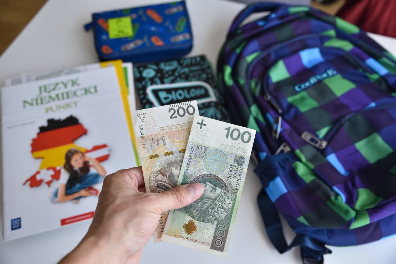300 zł na wyprawkę na tle zakupów do szkoły.