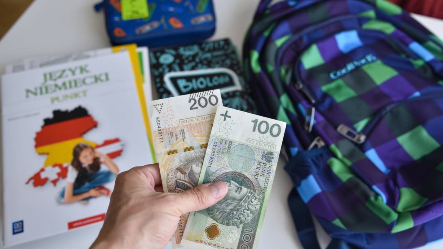 300 zł na wyprawkę na tle zakupów do szkoły.