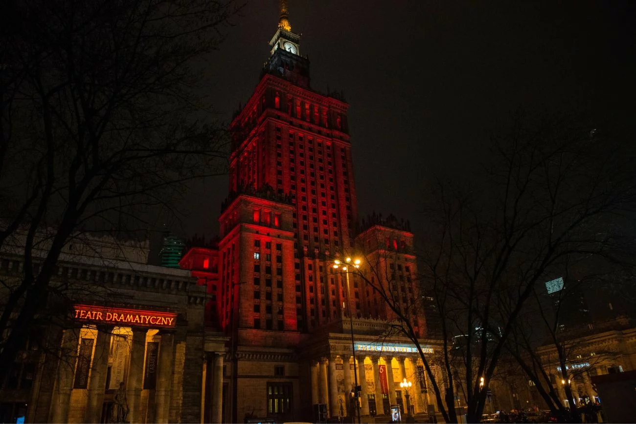 Oświetlony na czerwono Pałac Kultury i Nauki w Warszawie. Oświetlony na czerwono Pałac Kultury i Nauki w Warszawie.