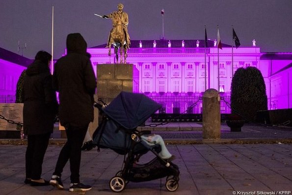 Dzień Wcześniaka obchodzimy co roku 17 listopada. Symbolem tego dnia i wcześniaków jest kolor fioletowy.