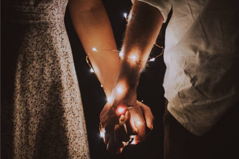 Para trzymająca się za ręcę