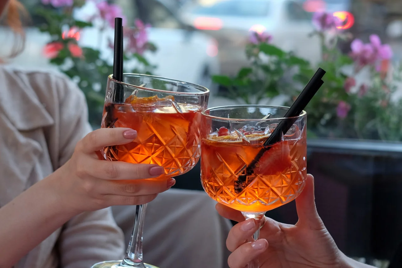 Bez tego drinka nie ma wakacji. Przepis na  bezalkoholowy aperol spritz