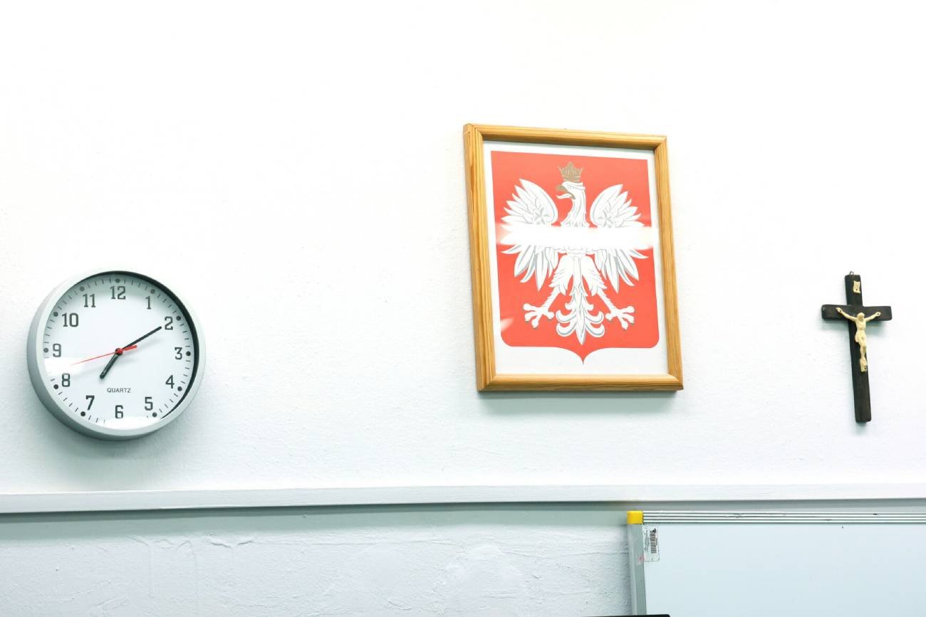Krzyż na ścianie w sali lekcyjnej.