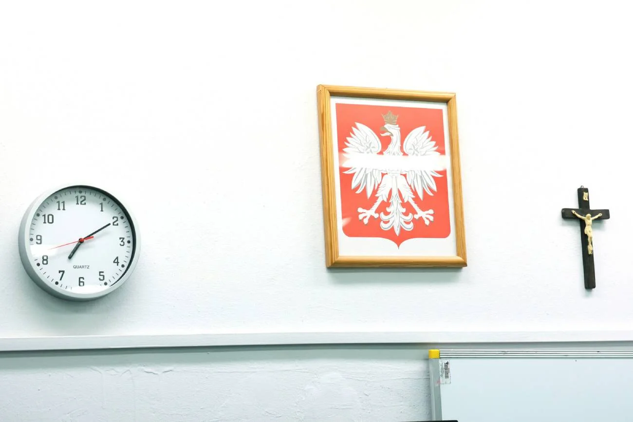 Krzyż na ścianie w sali lekcyjnej.