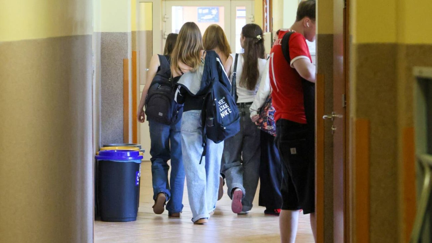 Uczniowie na szkolnym korytarzu. Uczniowie na szkolnym korytarzu.