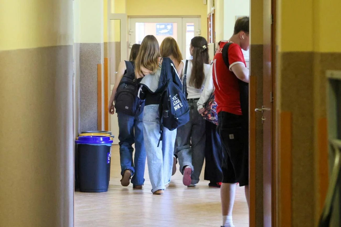 Uczniowie na szkolnym korytarzu. Uczniowie na szkolnym korytarzu.