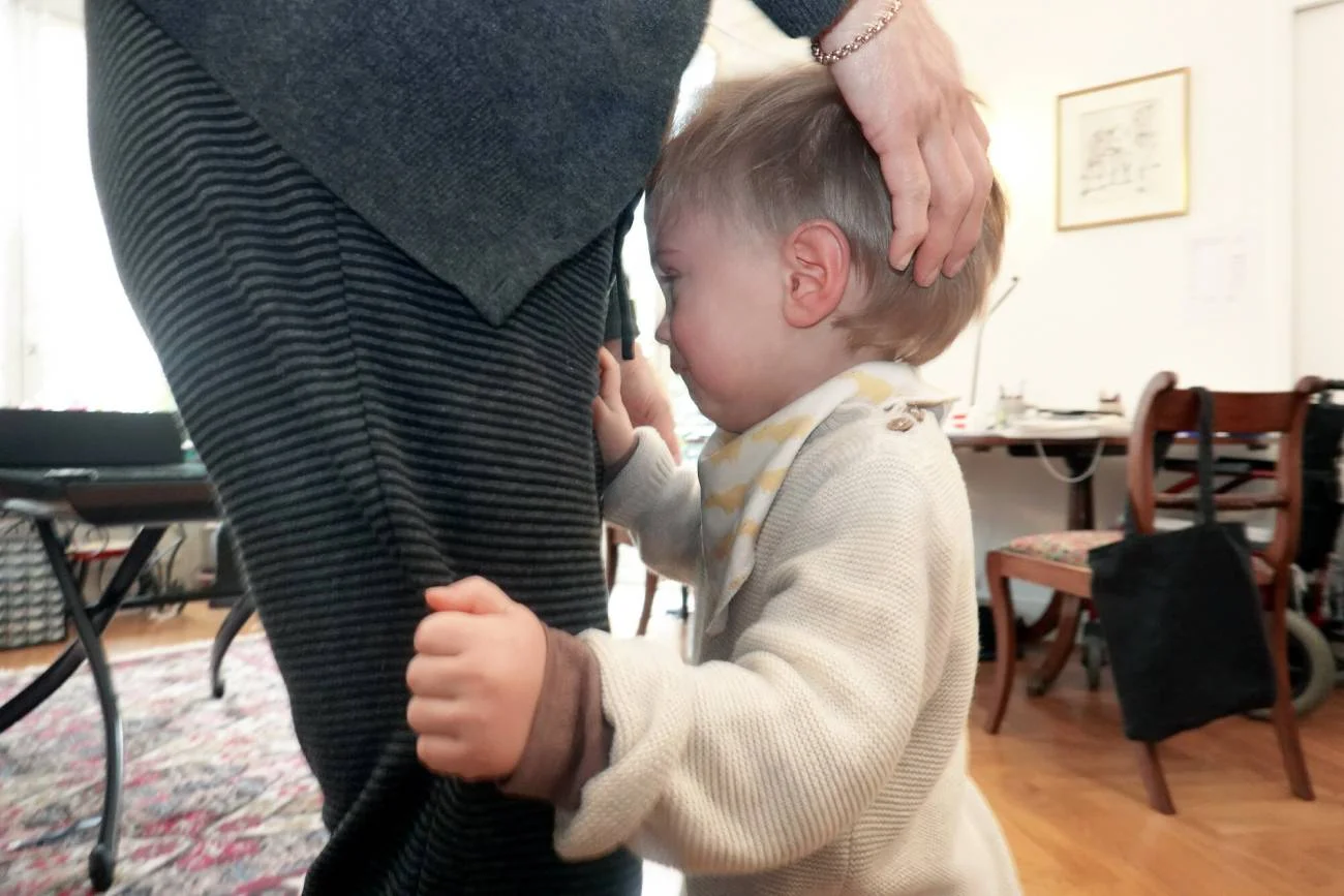 Dziecko płacze i nie chce puścić babci, która spędziła z nim dzień.