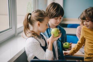 uczniowie jedzą drugie śniadania