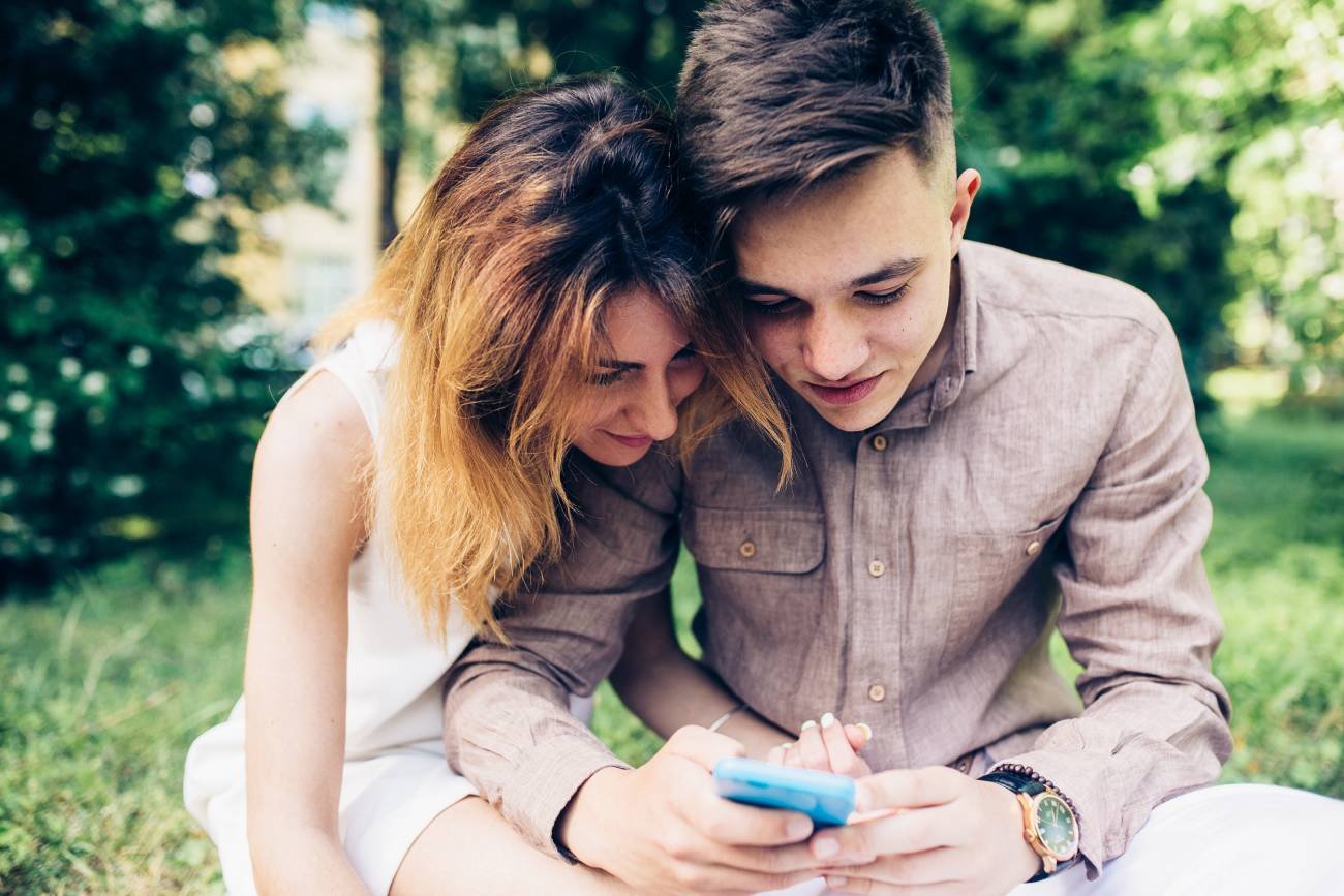 Młode osoby z pokolenia zet