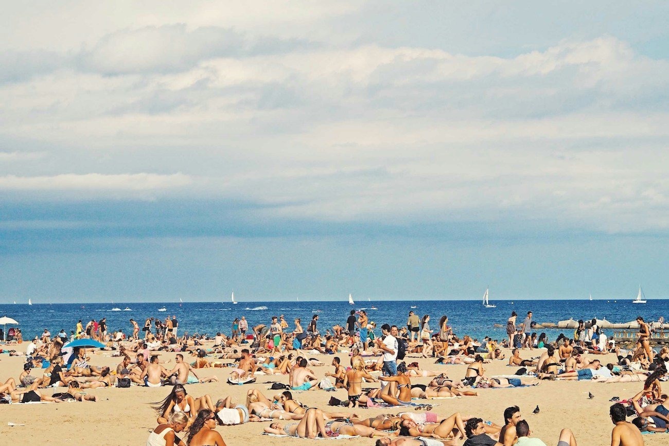 Polak na urlopie: białe skarpety, ponton i kłótnia o metr piasku. Tradycja silniejsza niż pogoda