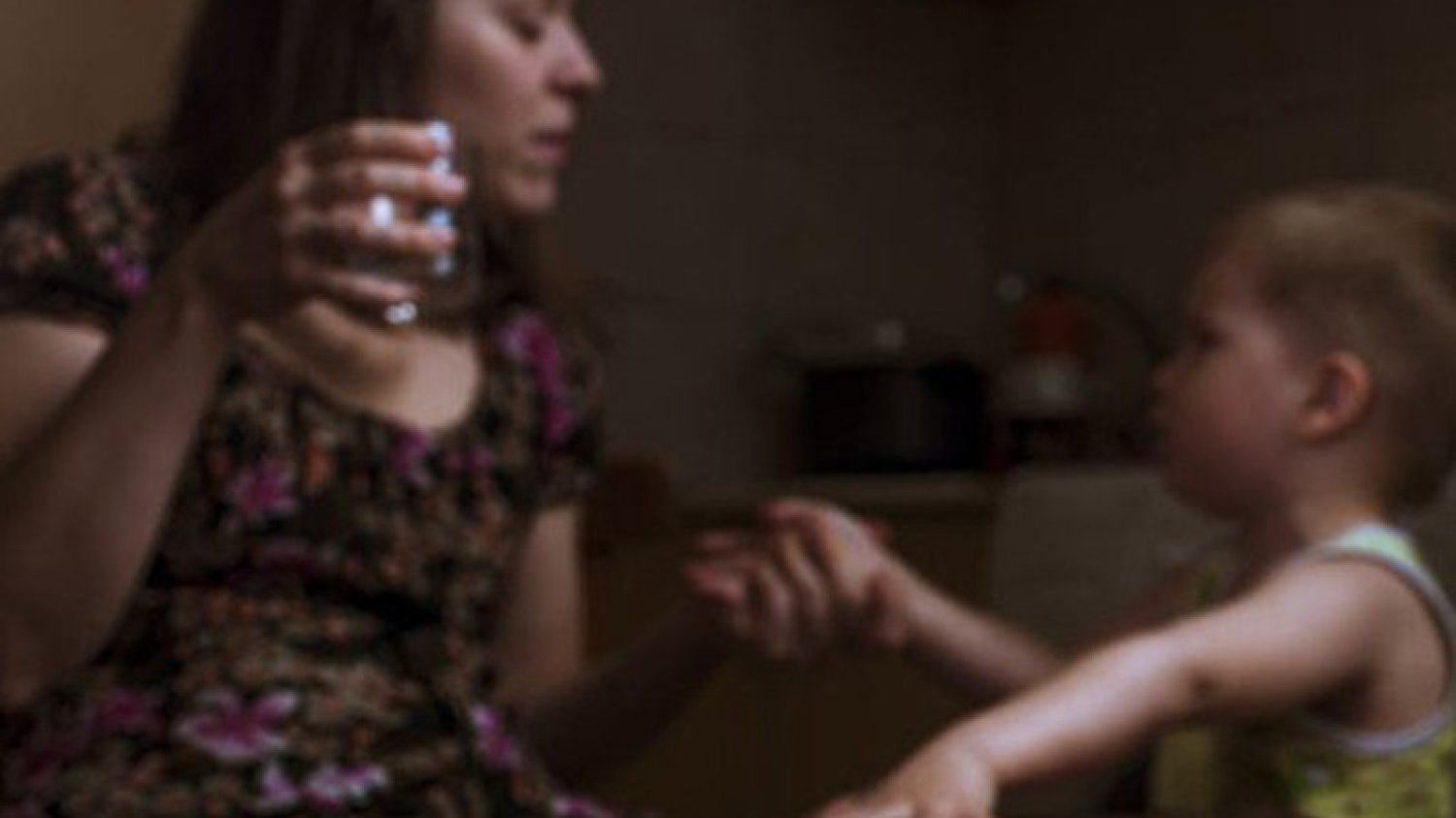 Styl wychowania ma wpływ na to, kiedy dziecko sięgnie po alkohol