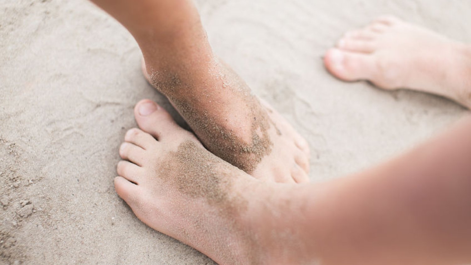 Usuwanie piasku z nóg to najmniej przyjemna część plażowania. Najgorsze jet to, że zawsze nie ma gdzie usiąść!