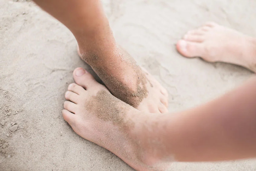Usuwanie piasku z nóg to najmniej przyjemna część plażowania. Najgorsze jet to, że zawsze nie ma gdzie usiąść!