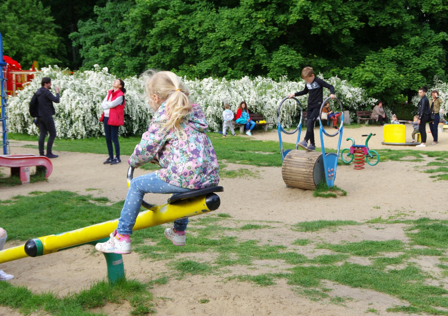 Dzieci na placach zabaw polewają się wodą, czy tak można