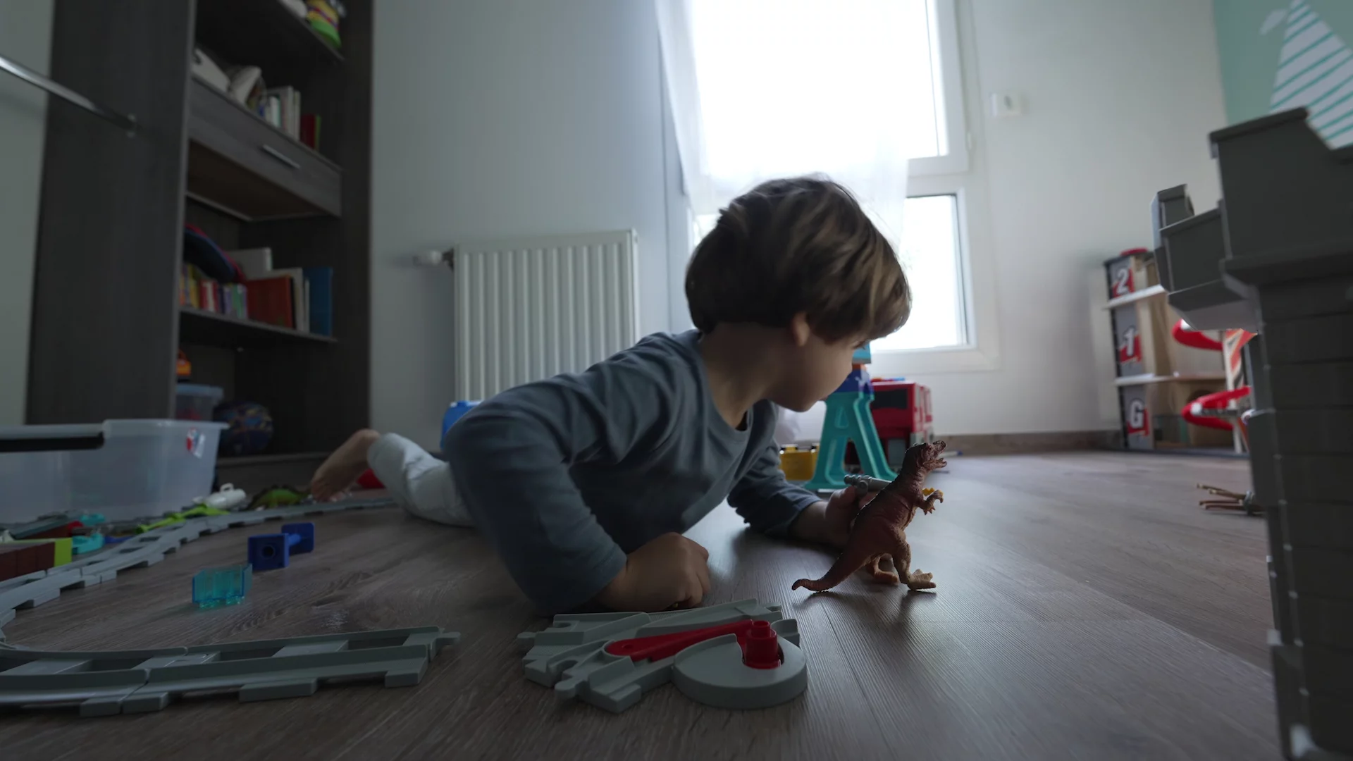 dziecko bawi się zabawkami dziecko bawi się zabawkami