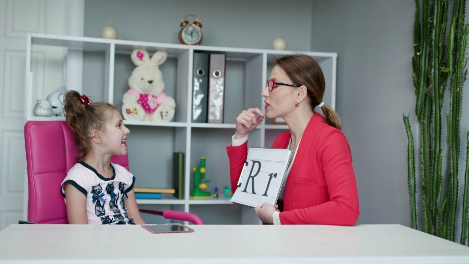 logopeda z dzieckiem podczas zajęć w gabinecie