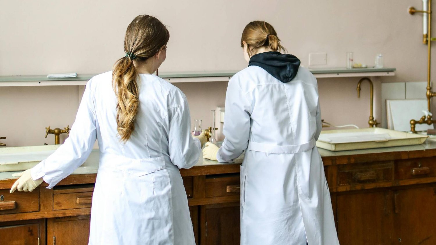 uczennice na lekcji chemii robią doświadczenia