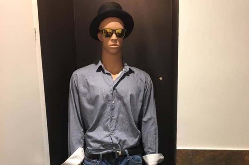 W białostockiej klubokawiarni manekin straszy kobiety. Pracownicy uważają to za dobry żart.