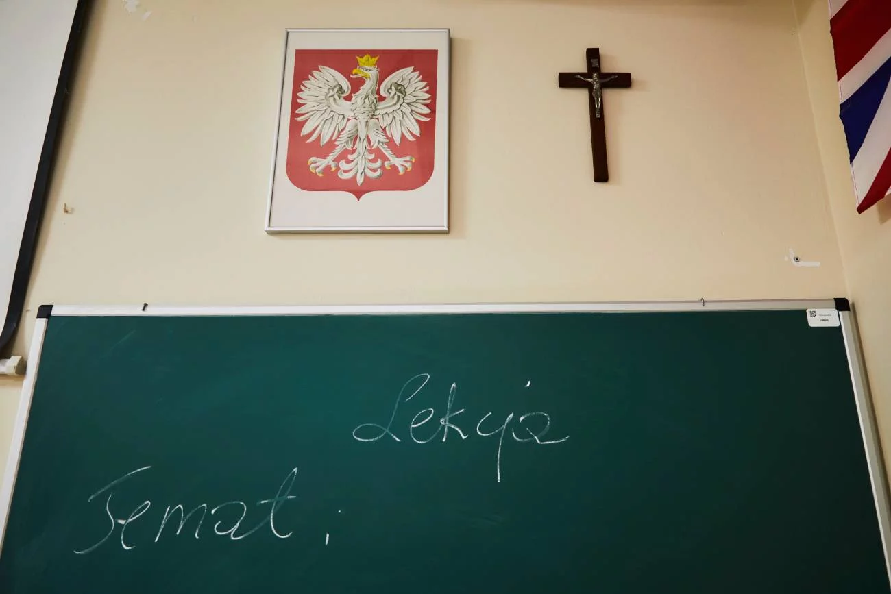 klasa lekcyjna z krzyżem na ścianie klasa lekcyjna z krzyżem na ścianie