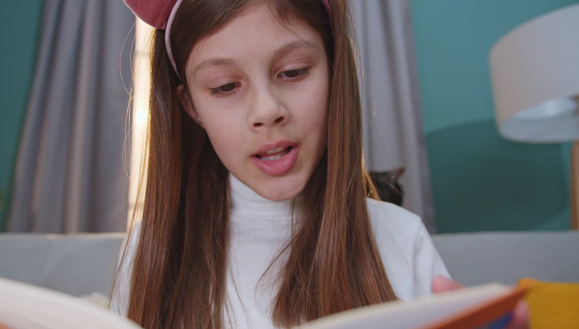 dziewczynka czyta książkę