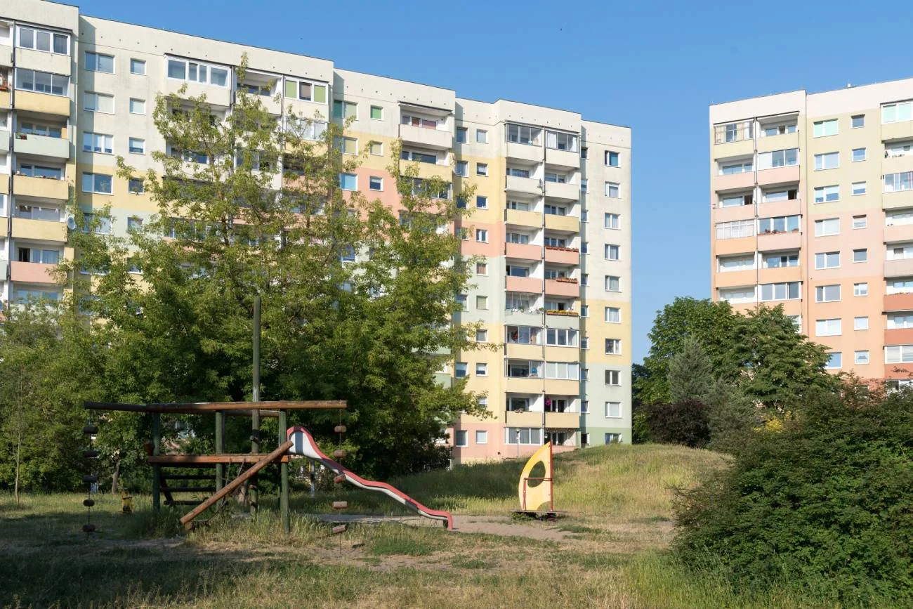 Osiedle bloków, na którym sąsiadka krzyczy podczas seksu.