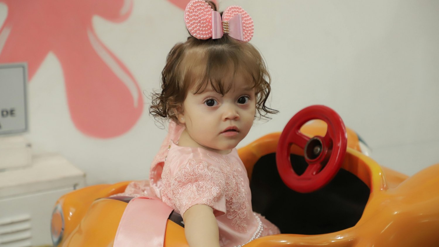 Najbardziej zbędne wydatki na dziecko. Rodzice wymieniają zaskakujące kwoty