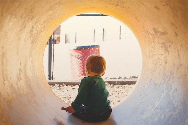 Fot. Pixabay / [url=https://pixabay.com/en/child-kid-tunnel-playing-fun-698591/]StockSnap[/url] / [url=https://pixabay.com/en/service/terms/#usage]CC0 Public Domain[/url]