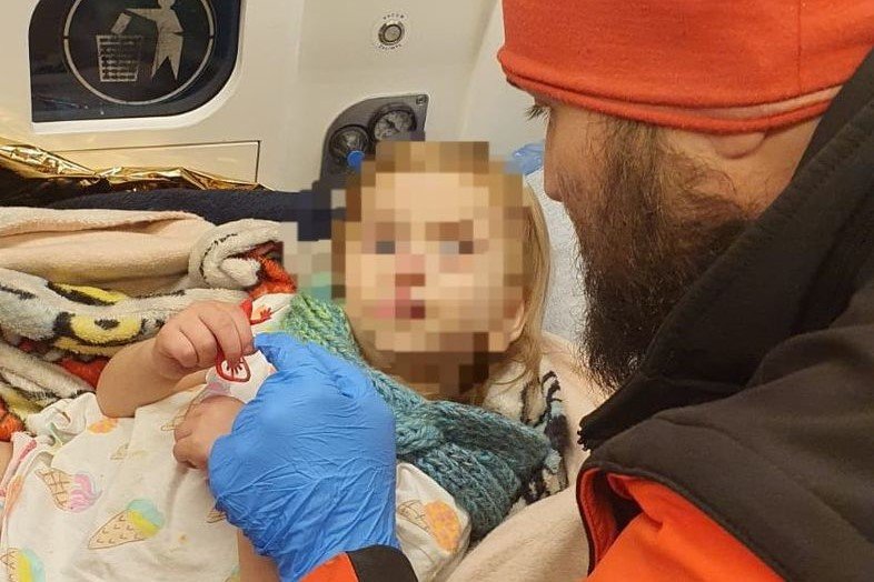 2-latka przebywała z matką w namiocie. Dziecko trafiło do szpitala