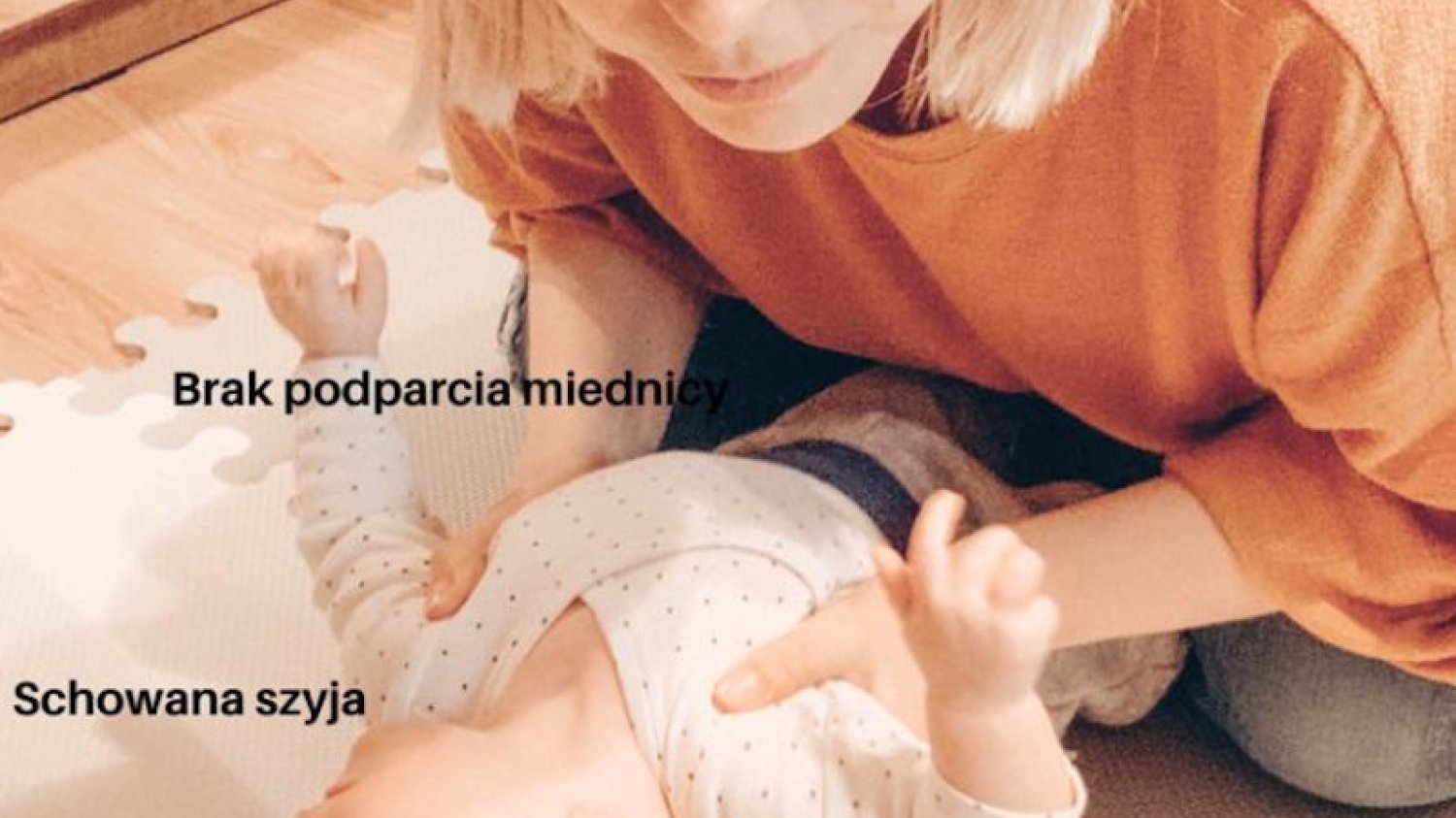 Magdalena Zujewicz pokazuje, jak prawidłowo podnosić i odkładać niemowlę