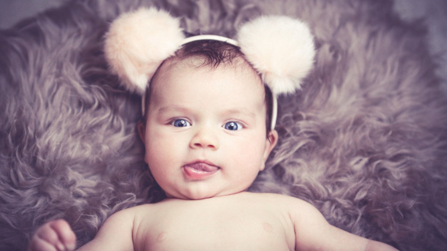 Fot. Pixabay / [url=https://pixabay.com/en/baby-funny-hairband-brown-coat-1232248/]reina_zulauf[/url] / [urlhttps://pixabay.com/en/service/terms/#usage=]CC0 Public Domain[/url]