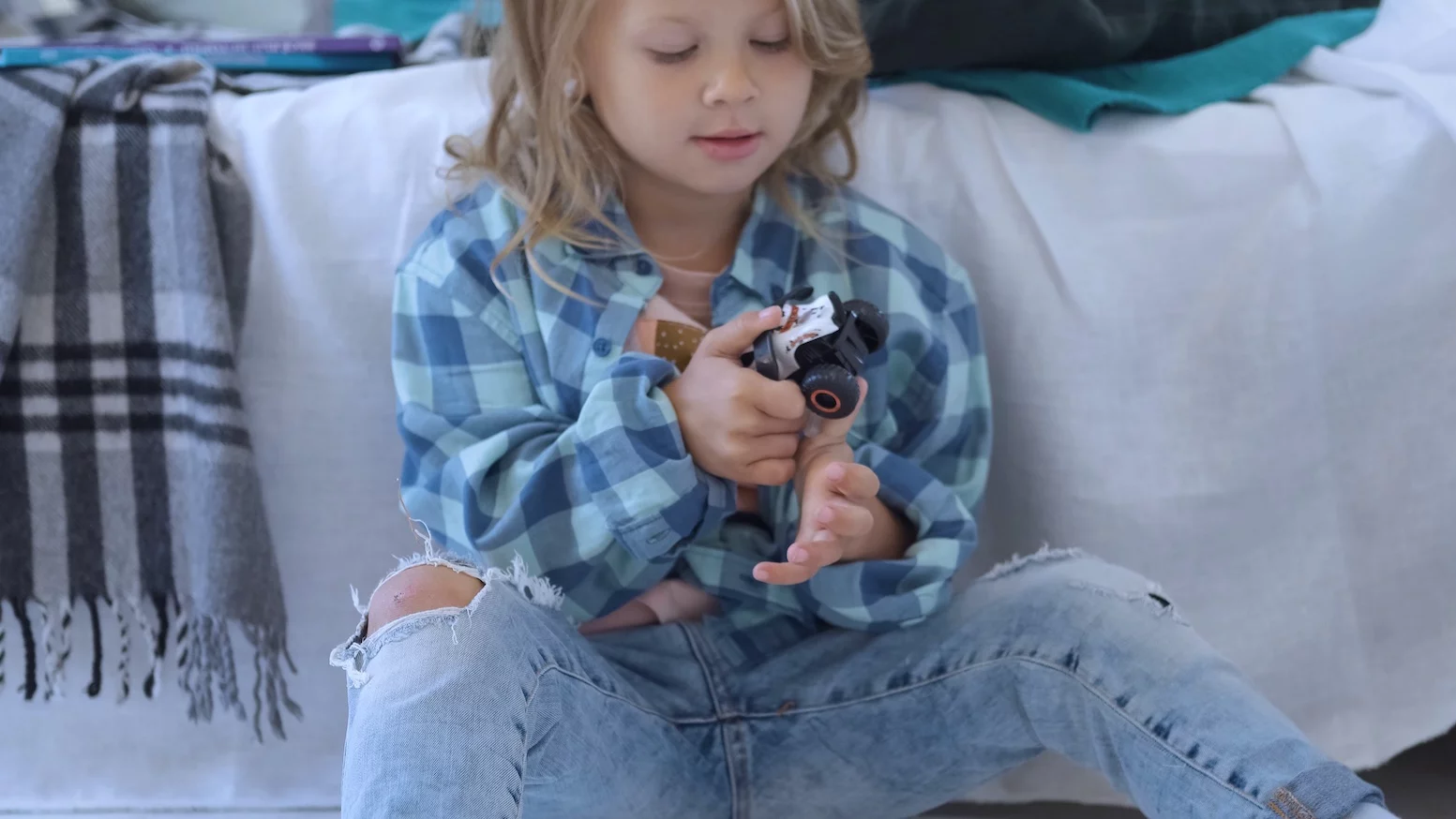 Zabawki, które wokół siebie robią zbyt dużo zamieszania. Na zdjęciu chłopiec bawi się samochodzikami.