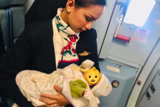Stewardessa nakarmiła piersią obce dziecko