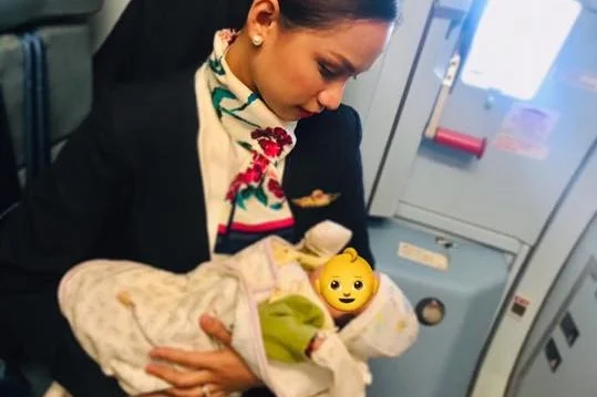 Stewardessa nakarmiła piersią obce dziecko