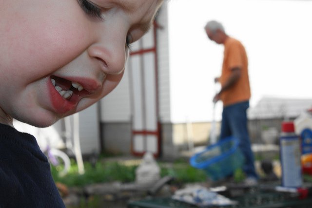 Flickr / [url=http://skroc.pl/71a4a]dadblunders[/url] / [url= http://goo.gl/OOAQfn]CC BY[/url] Powrót mamy do pracy nie jest łatwy dla reszty rodziny...