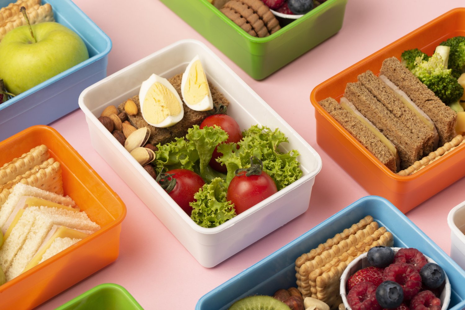 Drugie śniadanie, które daje energię. Jak skomponować zdrowy lunchbox dla dziecka i dorosłego?