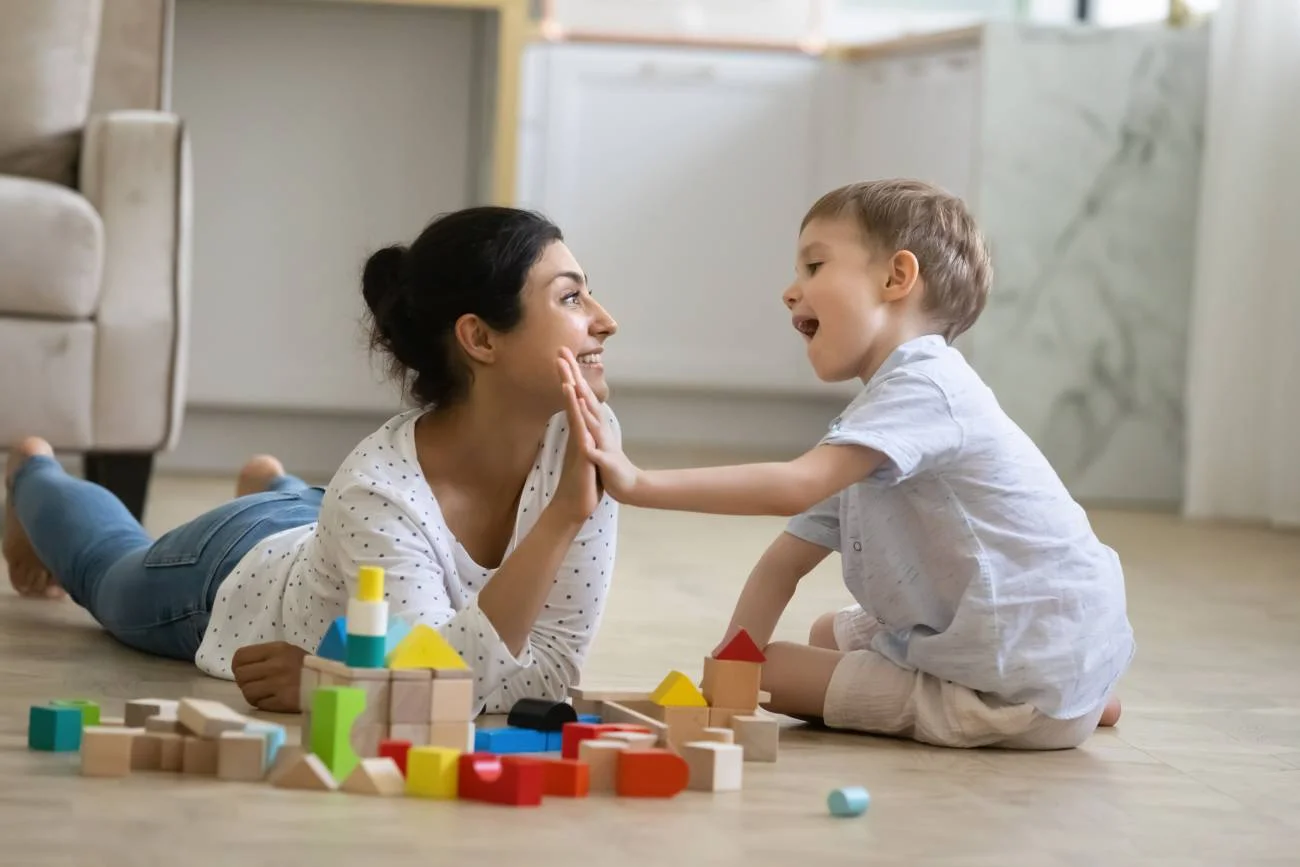 Mama bawi się z dzieckiem w wieku przedszkolnym.