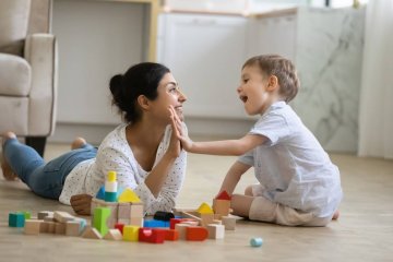 Mama bawi się z dzieckiem w wieku przedszkolnym.