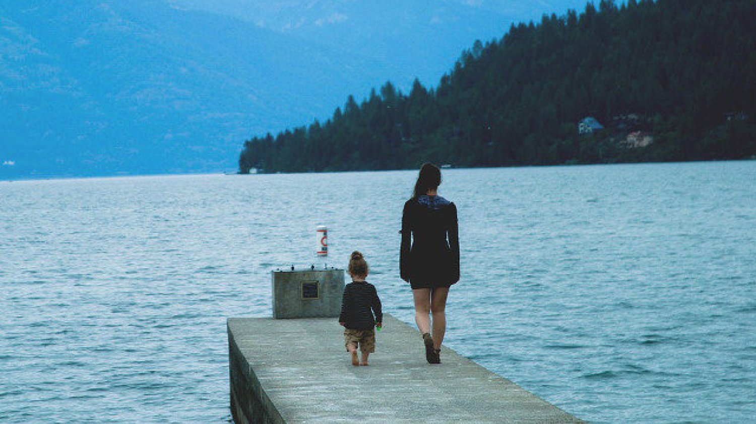 Fot. Pixabay / [url=https://pixabay.com/en/pier-jetty-persons-child-kid-801812/]Unsplash[/url] / [url=https://pixabay.com/en/service/terms/#usage]CC0 Public Domain[/url]