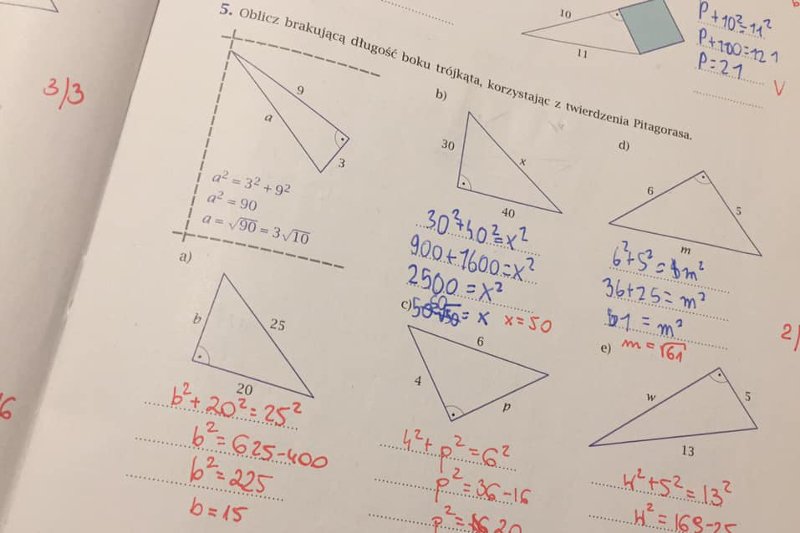 Praca domowa w połowie uzupełniona jest przez nauczyciela