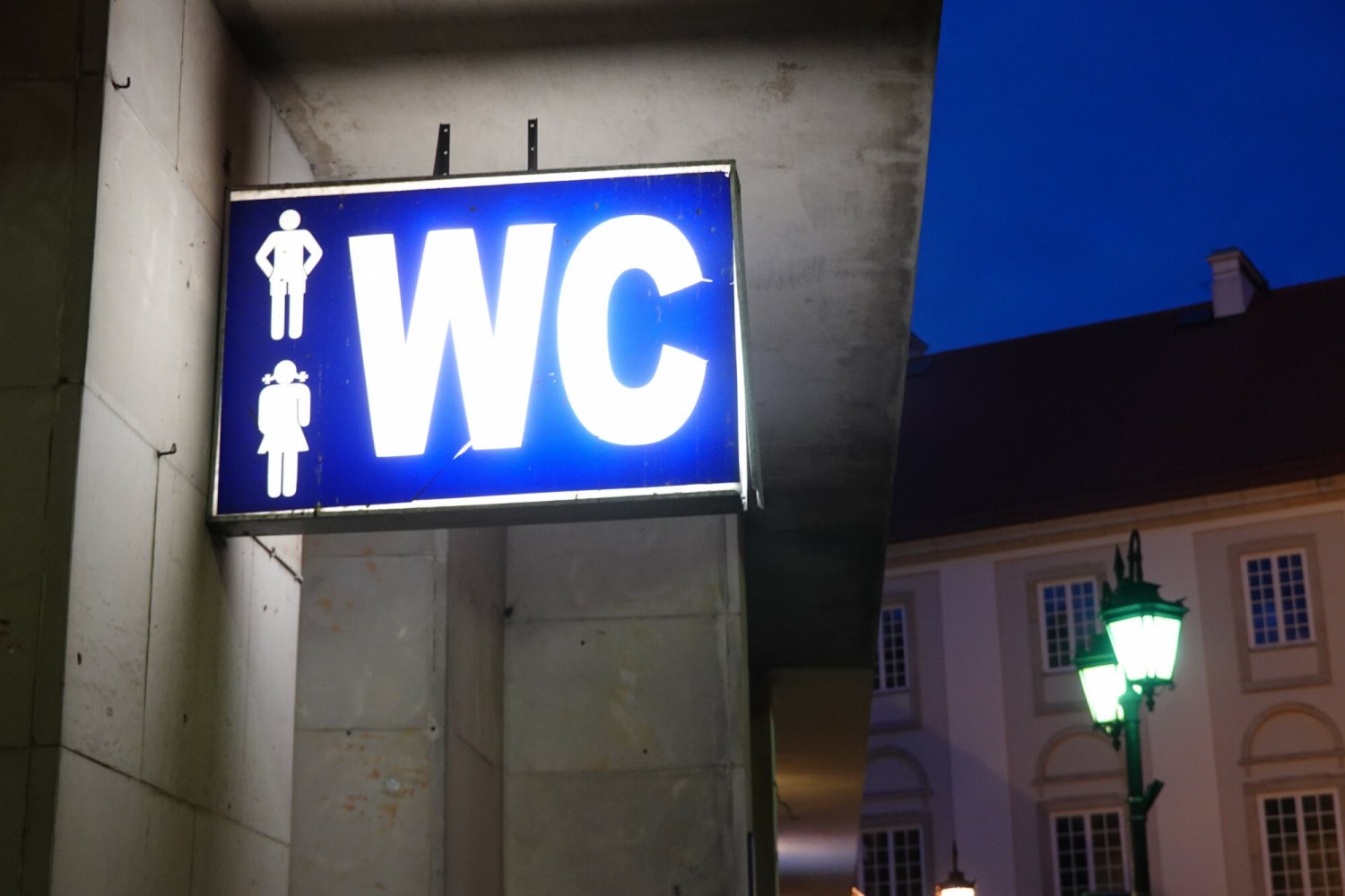 tata w toalecie z córką