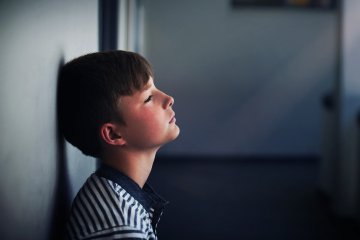 chłopiec w poczekalni chłopiec w poczekalni
